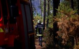 Cận cảnh vụ cháy rừng nghiêm trọng tại Pháp, 10.000 dân phải sơ tán