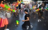 Tưng bừng Lễ hội té nước Songkran tại Thủ đô Bangkok của Thái Lan