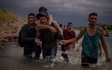 Cảnh tượng hàng nghìn người di cư vượt biên giới Mexico vào Mỹ 