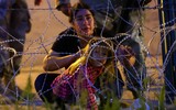 Cảnh tượng hàng nghìn người di cư vượt biên giới Mexico vào Mỹ 