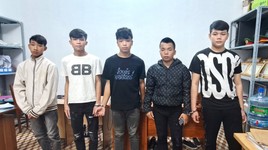 6 thanh thiếu niên bắt giữ người trái pháp luật và cướp xe máy để đập phá