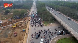 Rào chắn thi công khiến giao thông ùn tắc, hỗn loạn Đại lộ Thăng Long