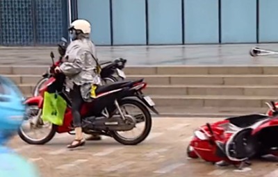 Bão số 1 – Hà Nội: Gió giật quật ngã hàng loạt người đi xe máy