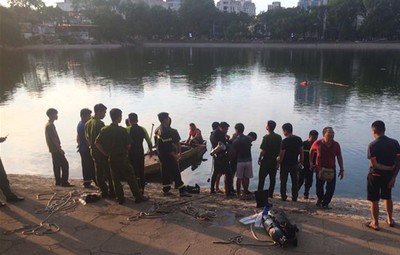Clip Công an nỗ lực tìm kiếm, cứu nạn một thanh niên nhảy xuống hồ Thiền Quang