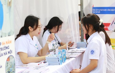 Học sinh Hà Nội được tư vấn chuyên sâu về khối ngành sức khỏe, ngôn ngữ