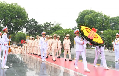 Đảng ủy Công an Trung ương, lãnh đạo Bộ Công an vào Lăng viếng Chủ tịch Hồ Chí Minh