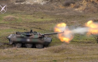 Xe tăng bánh lốp AMX-10RC nổi bật trong vai trò... pháo tự hành