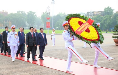 Hình ảnh lãnh đạo Đảng, Nhà nước vào Lăng viếng Chủ tịch Hồ Chí Minh