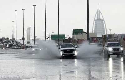 Thành phố sa mạc Dubai ngập khắp vì trận mưa lớn nhất trong 75 năm