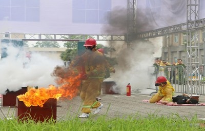 Sôi nổi Hội thi nghiệp vụ chữa cháy và cứu nạn, cứu hộ của các “Tổ liên gia an toàn PCCC” 