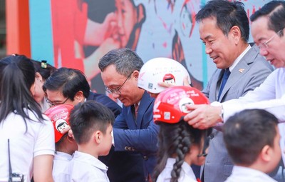 Honda Việt Nam tổng kết Trao tặng mũ bảo hiểm cho học sinh lớp Một năm học 2023 - 2024