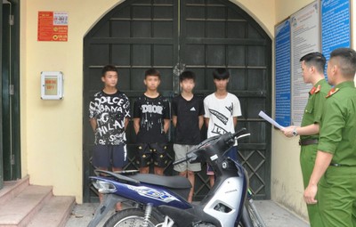 Nhóm cướp tuổi "teen" dùng hung khí, chặn đường lấy xe máy 