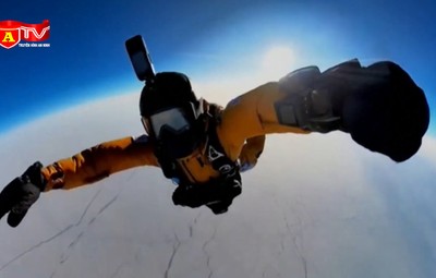 Cú nhảy ngoạn mục từ độ cao 10.000 m xuống Bắc Cực của nhà du hành vũ trụ 