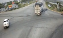 Khoảnh khắc xe tải tông ô tô con, 5 người thương vong
