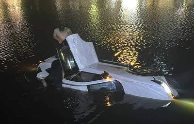 Xe Mazda CX5 lao xuống sông trong đêm, lái xe không kịp thoát