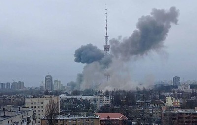 Khoảnh khắc tháp truyền hình lớn ở Ukraine bị trúng tên lửa Nga