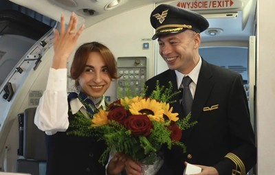 Cơ trưởng cầu hôn bạn gái tiếp viên hàng không ngay trên chuyến bay