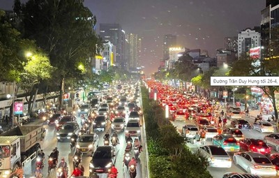 Người dân rời Hà Nội về nghỉ lễ, lưu lượng giao thông gia tăng tại cửa ngõ Thủ đô từ chiều tối 26-4