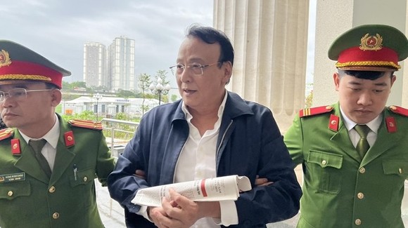 Chủ tịch tập đoàn Tân Hoàng Minh Đỗ Anh Dũng bị dẫn giải tới tòa