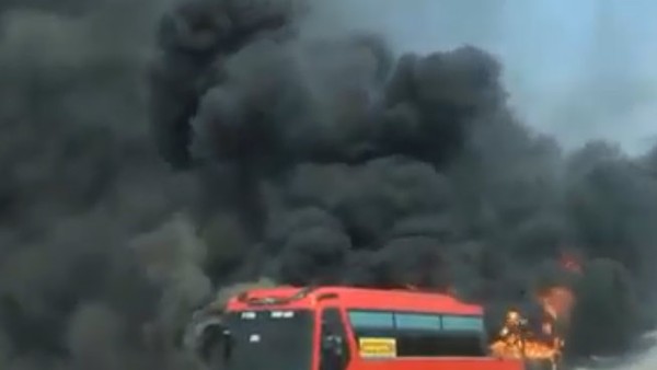 Xe khách bất ngờ bốc cháy ngùn ngụt trên đường cao tốc