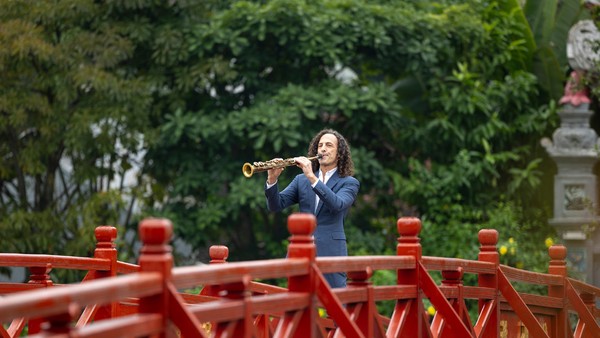 Tiết lộ đặc biệt về MV "Going home" được huyền thoại saxophone Kenny G quay tại Hà Nội 