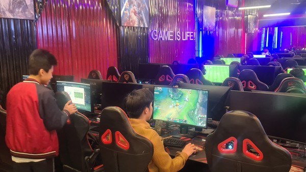 Tận thấy quán game online – ‘bãi đáp’ của đám choai gây 4 vụ cướp đêm tại Hà Nội