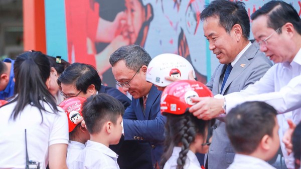 Honda Việt Nam tổng kết Trao tặng mũ bảo hiểm cho học sinh lớp Một năm học 2023 - 2024