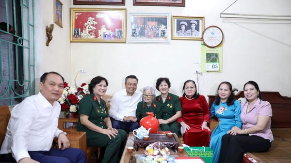 Chủ tịch UBND TP Hà Nội thăm hỏi, tri ân chiến sĩ Điện Biên