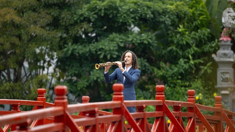 Tiết lộ đặc biệt về MV "Going home" được huyền thoại saxophone Kenny G quay tại Hà Nội 