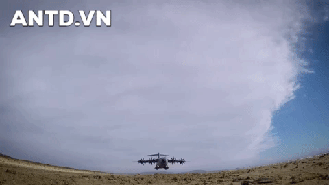 Vận tải cơ A-400M chở theo lính đặc nhiệm Anh vừa hạ cánh xuống Ukraine ảnh 2