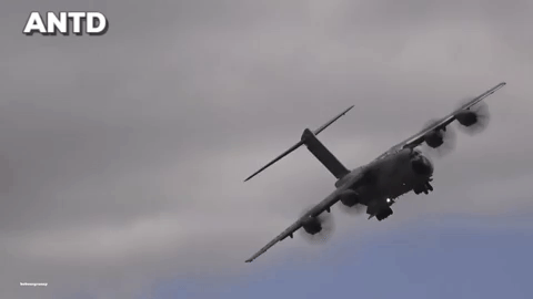 Vận tải cơ A-400M chở theo lính đặc nhiệm Anh vừa hạ cánh xuống Ukraine ảnh 1