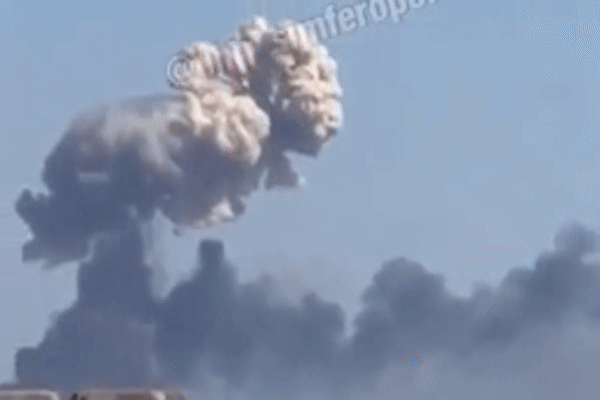 Hàng loạt máy bay quân sự Nga bị phá hủy trong vụ nổ tại sân bay Crimea? ảnh 2
