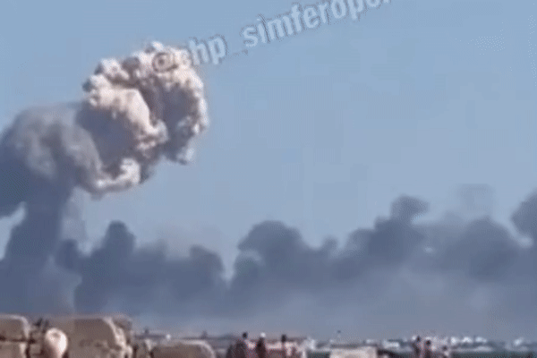 Hàng loạt máy bay quân sự Nga bị phá hủy trong vụ nổ tại sân bay Crimea? ảnh 1