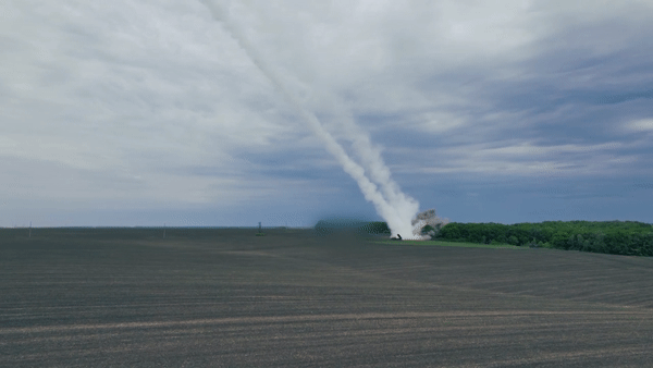 Vì sao 'bão táp' BM-27 lại soán ngôi 'lốc lửa' BM-30 trên chiến trường Ukraine? ảnh 3