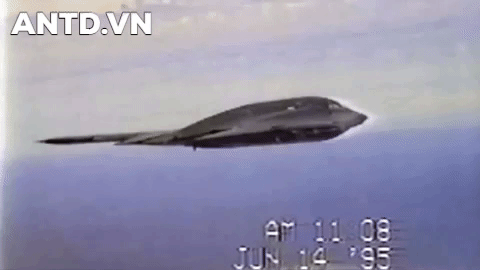 Vì sao oanh tạc cơ B-2 Spirit của Mỹ trị giá 2 tỷ USD lại dán đầy băng dính?