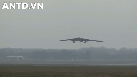 Vì sao oanh tạc cơ B-2 Spirit của Mỹ trị giá 2 tỷ USD lại dán đầy băng dính?