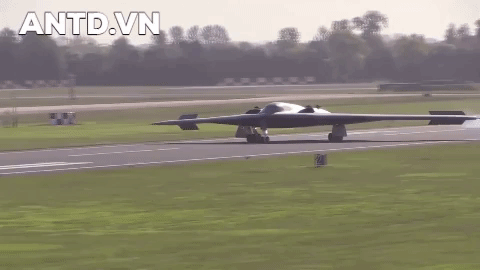 Vì sao oanh tạc cơ B-2 Spirit của Mỹ trị giá 2 tỷ USD lại dán đầy băng dính?