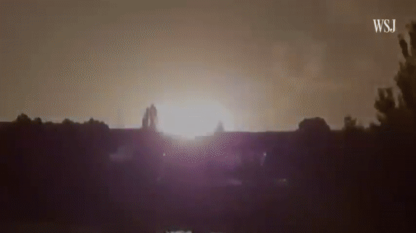 Pháo phản lực HIMARS Ukraine tập kích phá hủy kho đạn lớn tại Kharkiv ảnh 21