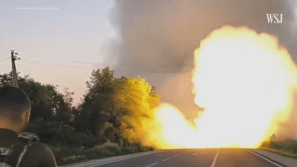 Pháo phản lực HIMARS Ukraine tập kích phá hủy kho đạn lớn tại Kharkiv ảnh 20