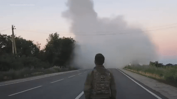 Pháo phản lực HIMARS Ukraine tập kích phá hủy kho đạn lớn tại Kharkiv ảnh 19