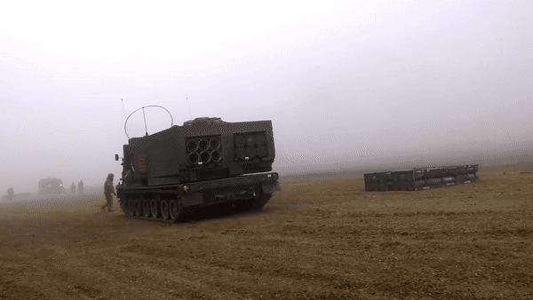 Pháo phản lực HIMARS Ukraine tập kích phá hủy kho đạn lớn tại Kharkiv ảnh 5