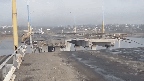 Cầu chiến lược Antonovsky ở Kherson đã bị sập sau tuyên bố rút quân của Nga ảnh 10