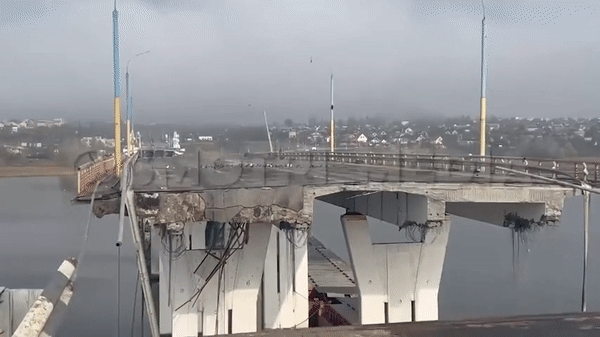 Khoảnh khắc vụ nổ đánh sập cầu trên đập thủy điện Kherson ảnh 10