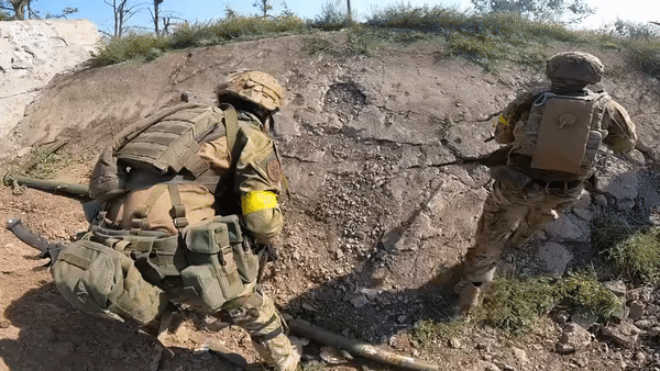 NATO cảnh báo không coi thường sức mạnh quân sự Nga sau khi họ rút khỏi Kherson ảnh 29