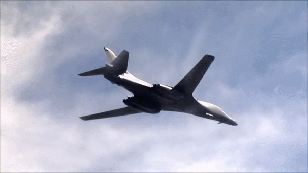 Mỹ đưa oanh tạc cơ chiến lược B-1B tới Hàn Quốc ngay sau khi Triều Tiên phóng tên lửa ảnh 20