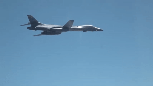 Mỹ đưa oanh tạc cơ chiến lược B-1B tới Hàn Quốc ngay sau khi Triều Tiên phóng tên lửa ảnh 15