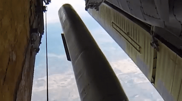 Báo Ukraine: Nga tập kích bằng tên lửa hành trình Kh-55 tháo đầu đạn hạt nhân? ảnh 1
