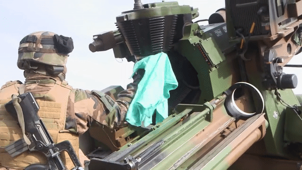  'Chiến thuật phi tiêu chuẩn' Ukraine áp dụng với pháo Caesar khi tấn công đảo Rắn ảnh 13