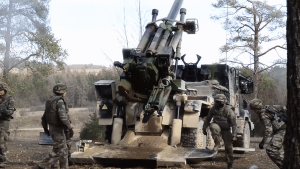  'Chiến thuật phi tiêu chuẩn' Ukraine áp dụng với pháo Caesar khi tấn công đảo Rắn ảnh 10