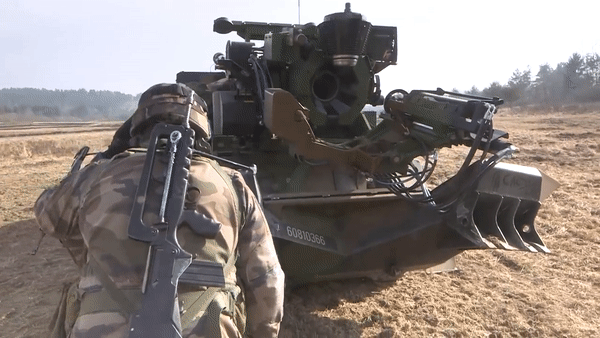  'Chiến thuật phi tiêu chuẩn' Ukraine áp dụng với pháo Caesar khi tấn công đảo Rắn ảnh 19
